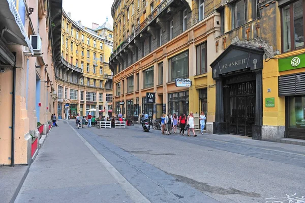 Lidé chodí na ulici v centru Budapešti — Stock fotografie