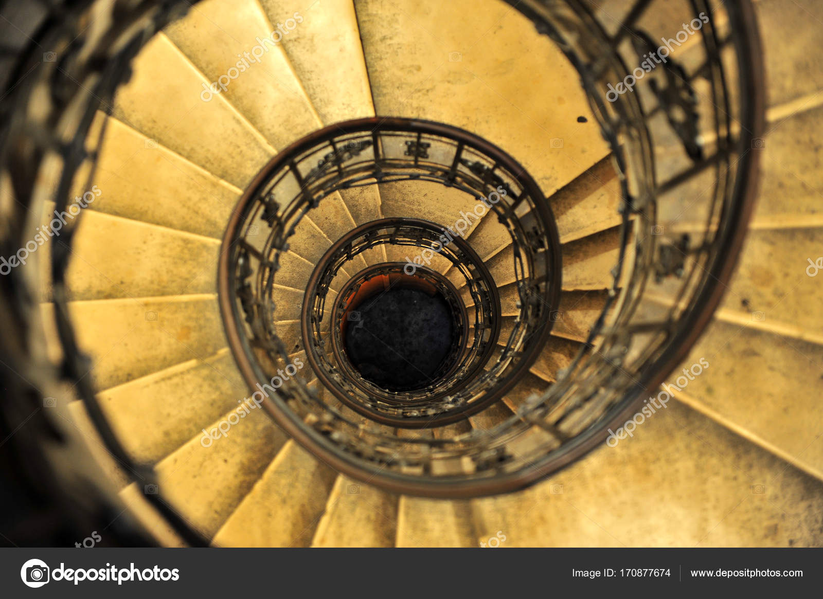belønning højttaler afbrudt Top view of old spiral staircase Stock Photo by ©Krasnevsky 170877674