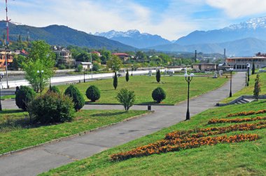 Vladikavkaz Park'ta şehir görünümünü yaz
