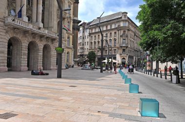 Budapeşte sokakta tanımsız insanlar