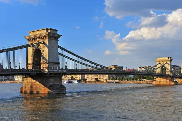 Zomer uitzicht op de Kettingbrug en de rivier Donau — Stockfoto