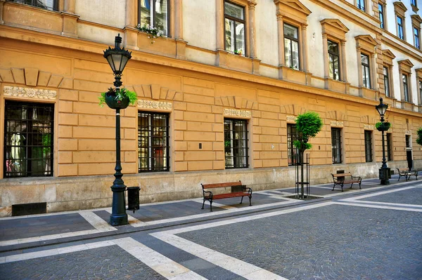 Widok na wyłączonej z ruchu kołowego ulicy w centrum miasta Budapeszt — Zdjęcie stockowe