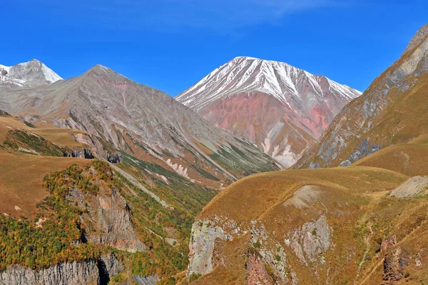 Gudauri dağın aralığının doğal görünümü — Stok fotoğraf