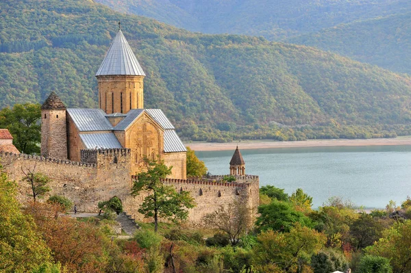 Ananuri kostel na jezeře, Georgia — Stock fotografie