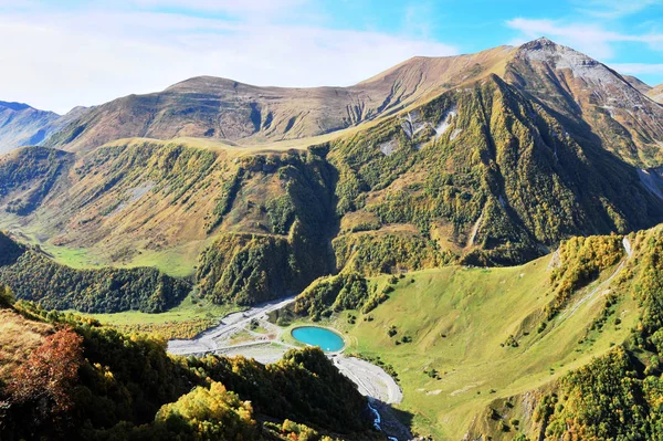 Paisagem incrível com lago azul nas montanhas — Fotografia de Stock