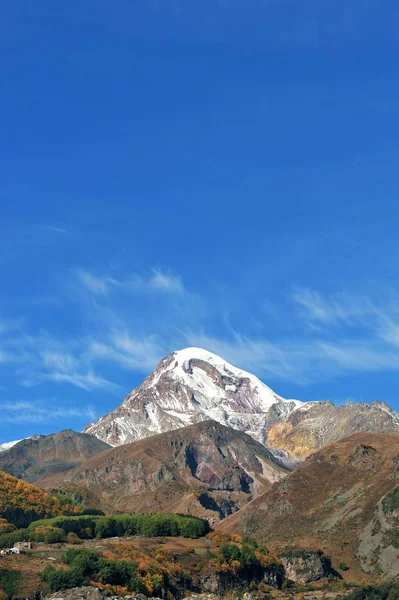 Γραφική θέα των βουνών Kazbegi, γεωργία — Φωτογραφία Αρχείου