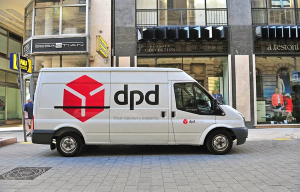 DPD รถตู้ในถนนของบูดาเปสต์ — ภาพถ่ายสต็อก