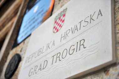 Hükümet binasında Trogir şehir plakası