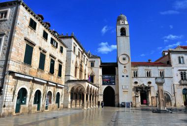 Ortaçağ çan kulesinde Dubrovnik, Hırvatistan'ın ana caddesi