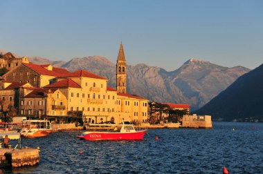 Perast eski şehir görünümünü Sunset'teki, Karadağ