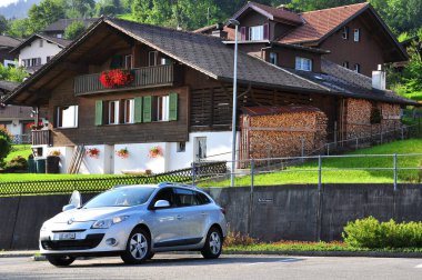 Swiss chalet adlı park edilmiş araba