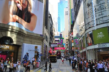 Hong Kong şehir merkezinde alışveriş caddesi görünümünü