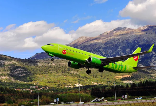 Взлет самолета S7 Airlines — стоковое фото