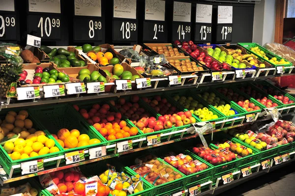 Frutas nas prateleiras do supermercado — Fotografia de Stock