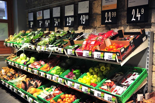 Produtos hortícolas nas prateleiras do supermercado — Fotografia de Stock