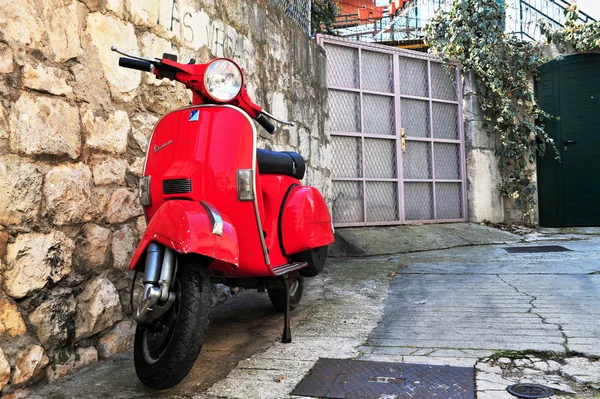 Vespa motor in de straat van Split — Stockfoto