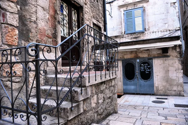 Ingresso al caffè locale nella città di Spalato, Croazia — Foto Stock