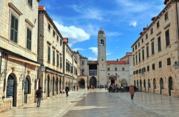 Undefinierte Menschen in der Hauptstraße von Dubrovnik, Kroatien — Stockfoto