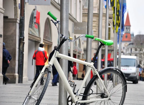 Fiets geparkeerd in de winkelstraat, Munchen — Stockfoto