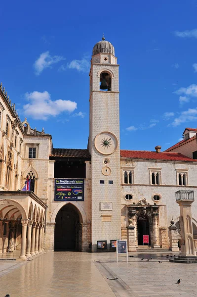 Middeleeuwse klokkentoren in de hoofdstraat van Dubrovnik — Stockfoto