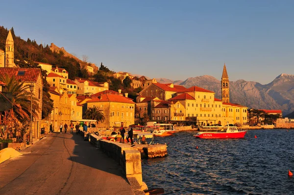 Vista del casco antiguo de Perast, bahía de Kotor —  Fotos de Stock