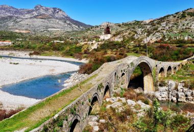Arnavutluk'ta Antik Roma köprüsü
