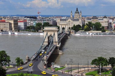Budapeşte Zincir Köprüsü ve şehir merkezinin üst görünümü