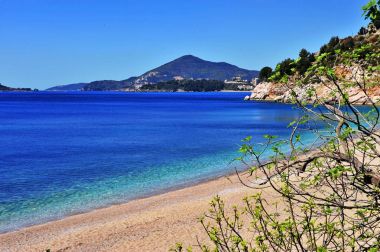 Boş bir plajın manzaralı manzarası