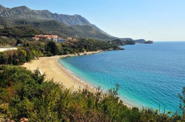 Arka planda güzel plaj ve dağlar