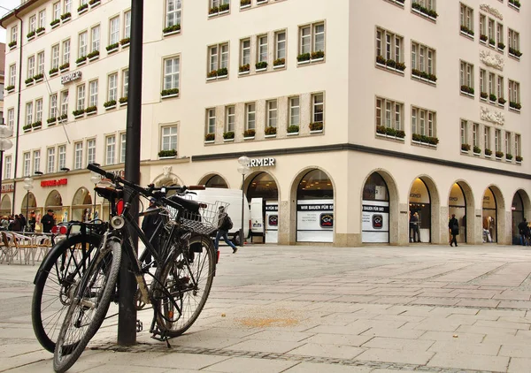 In der Münchner Straße abgestellte Fahrräder — Stockfoto