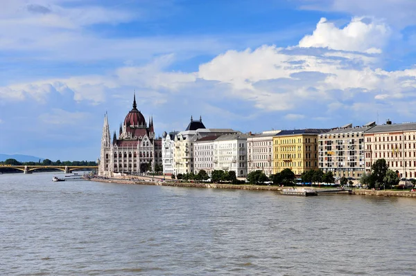 Parlamentsbyggnaden ligger vid Donau — Stockfoto