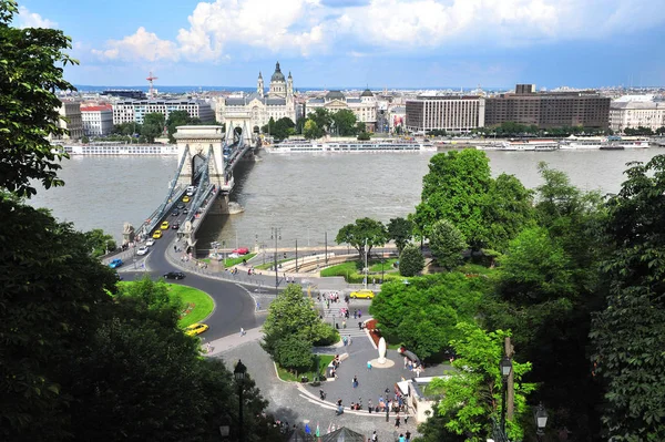 Kedje bron och Budapests skyline — Stockfoto