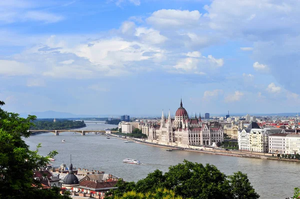 Panorama van Boedapest stad en Parlement — Stockfoto