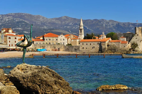 Sculpture of dancing girl and panorama of Budva old town — Stock Photo, Image