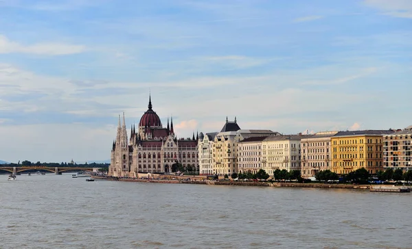 Boedapest stad en Parlementsgebouw — Stockfoto