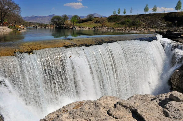 Vue panoramique sur la cascade — Photo