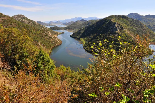 Prachtige rivier wikkelen in Bergen — Stockfoto