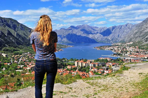 Vista posteriore della donna che guarda il paesaggio marino — Foto Stock