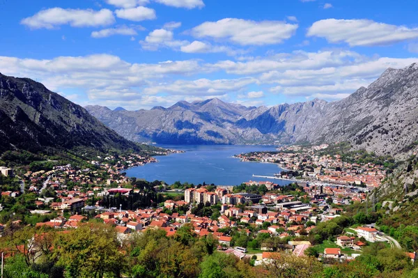 Atemberaubende Aussicht auf die Bucht von Kotor — Stockfoto