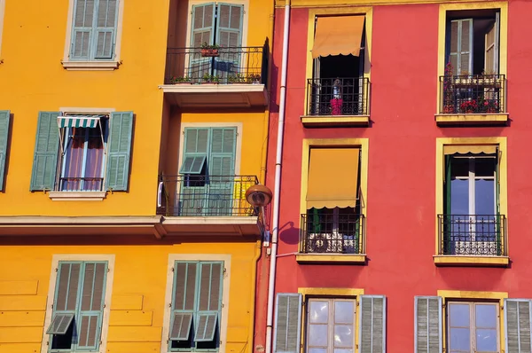 Rode en gele gevels van huizen — Stockfoto