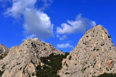 İki güzel dağ ve mavi gökyüzü
