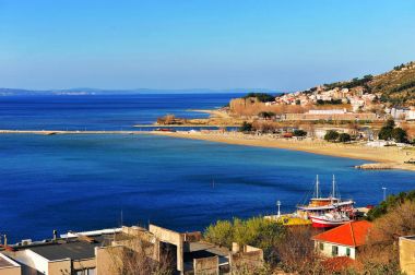 Omis town yakınındaki Adriyatik sahil şeridi 