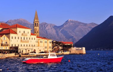 Perast şehrin gün batımı görünümü