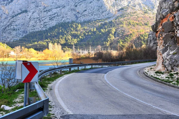 Asfalt silniční křivka v horách — Stock fotografie