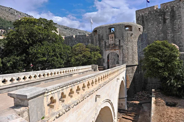 Oude brug en toegang tot de oude stad van Dubrovnik — Stockfoto