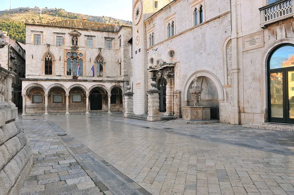 Hermosa plaza en el centro de la ciudad de Dubrovnik — Foto de Stock