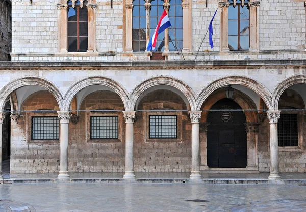 Edifício histórico com arcos em Dubrovnik — Fotografia de Stock