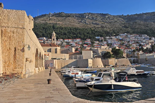 Boats at the city walls of Dubrovnik — Stock Photo, Image
