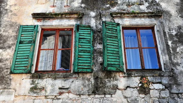 Deux fenêtres ouvertes avec des cadres en bois vert — Photo