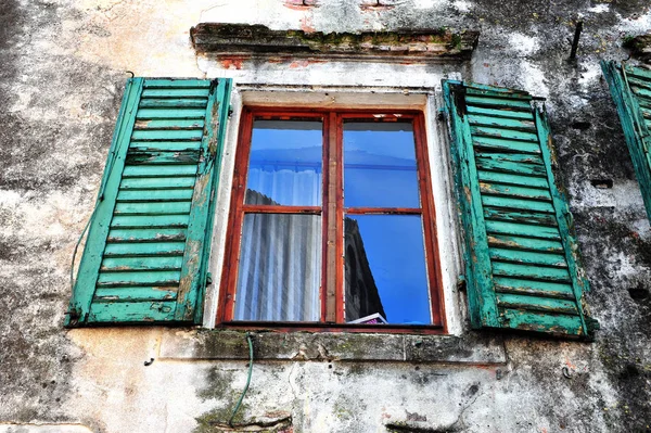 Offenes Fenster mit grünen Holzrahmen — Stockfoto